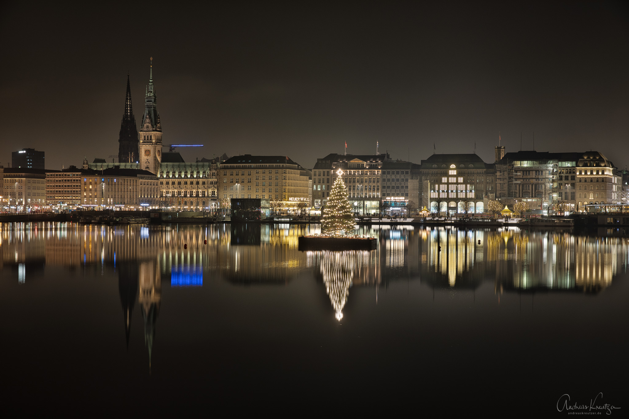 Binnenalster-mit-Alstertanne_Hamburg_081A1899-Bearbeitet.jpg