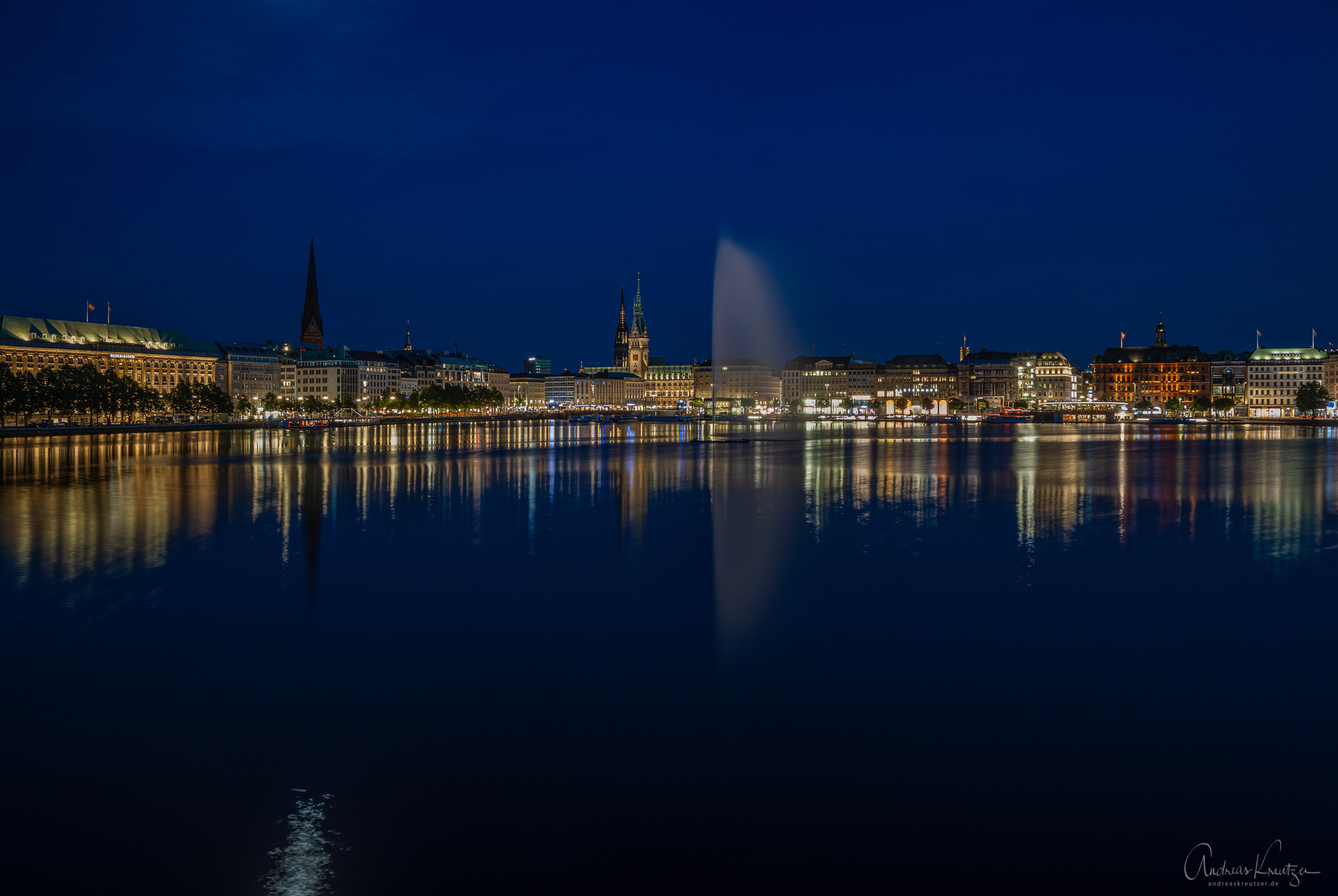 Binnenalster-zur-blauen-Stunde_081A7444-Bearbeitet.jpg