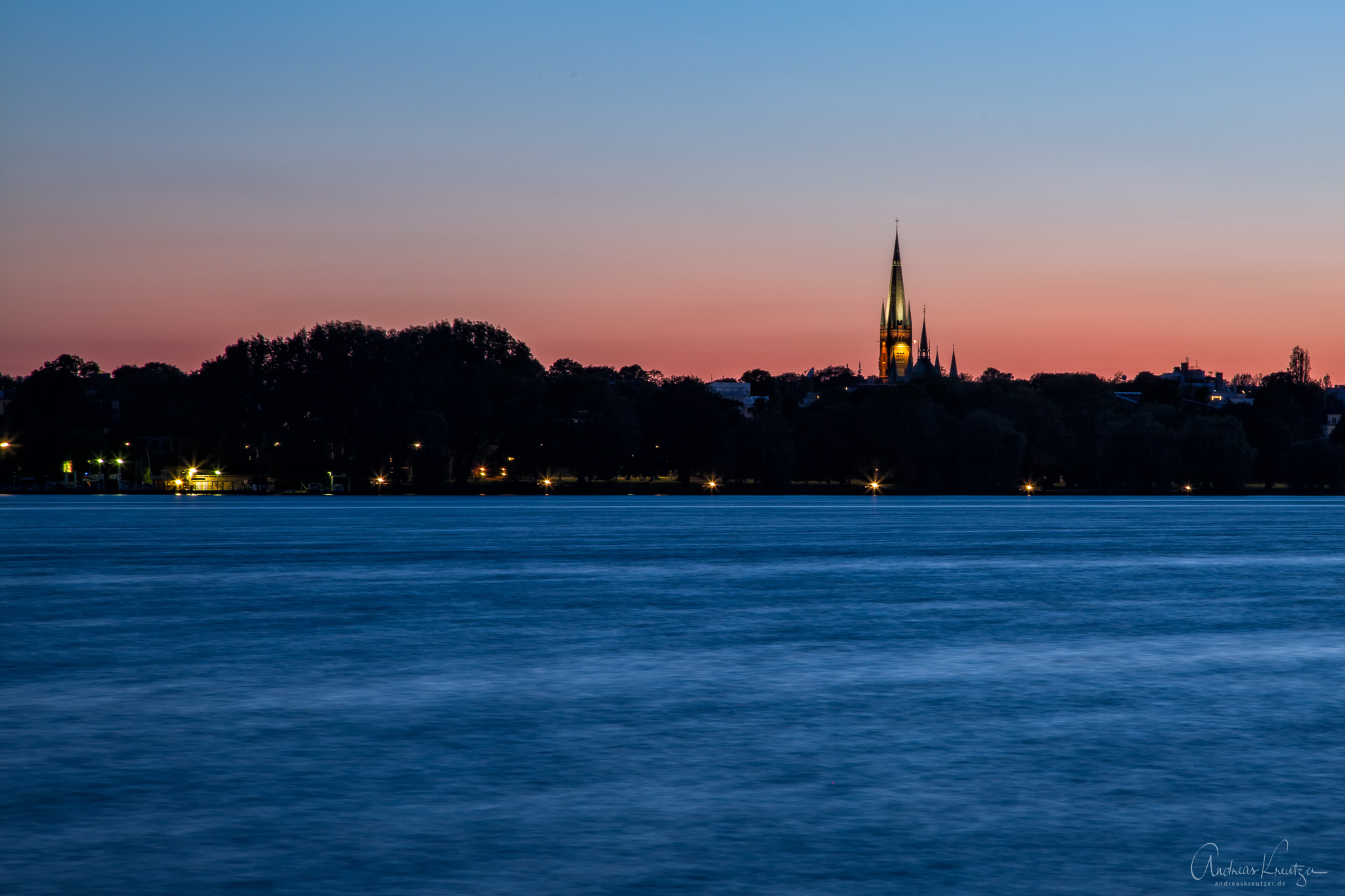 Blick-über-die-Außenalster-auf-St.-Johannis_ZN5A2932-Bearbeitet.jpg