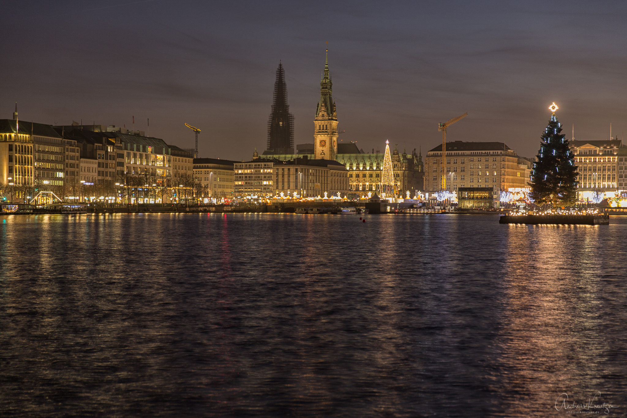 Hamburger-Binnenalster-zur-Weihnachtszeit_ZN5A8949-Bearbeitet.jpg