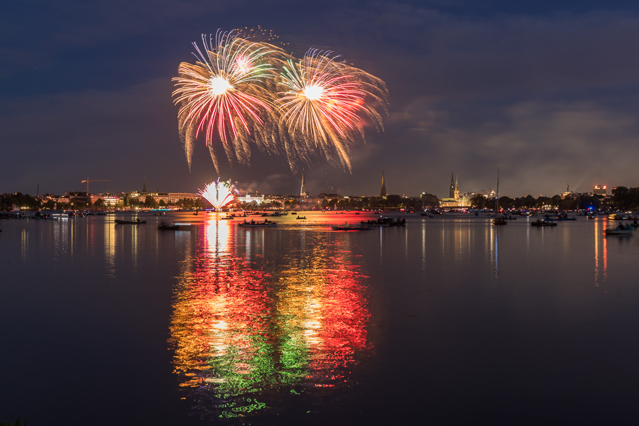 Feuerwerk zum Kirschbluetenfest 5M487867.jpg