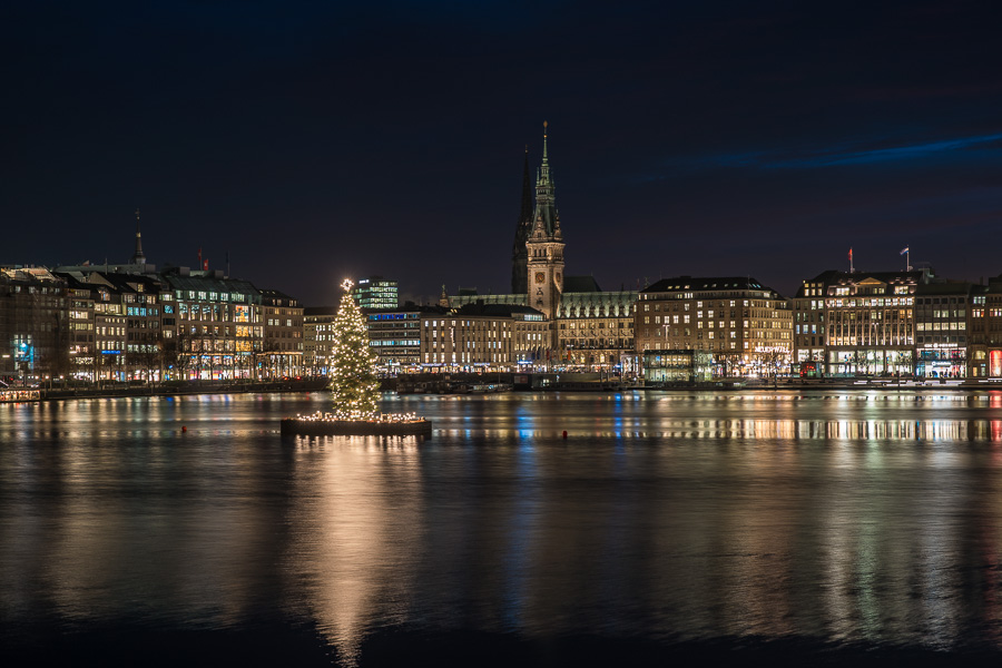 Binnenalster mit Alstertanne DSC02445.jpg