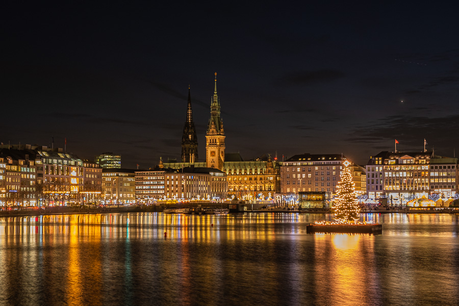 Binnenalster zur Weihnachtszeit H1192148.jpg