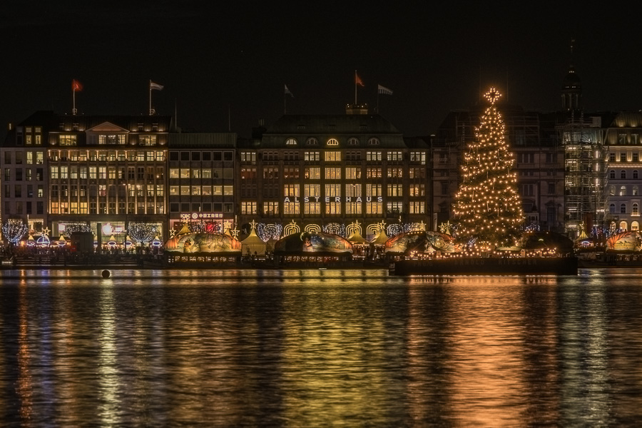 Binnenalster zur Weihnachtszeit H1192161.jpg