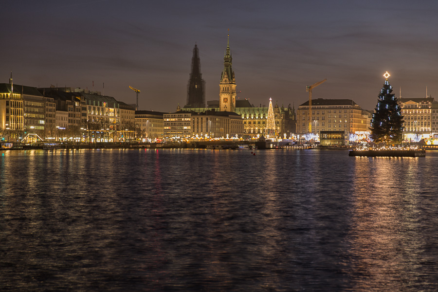 Hamburger-Binnenalster-zur-Weihnachtszeit_ZN5A8949-Bearbeitet.jpg