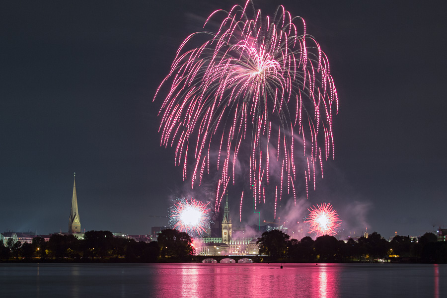 Feuerwerk auf der Alster ZN5A4555-Bearbeitet.jpg
