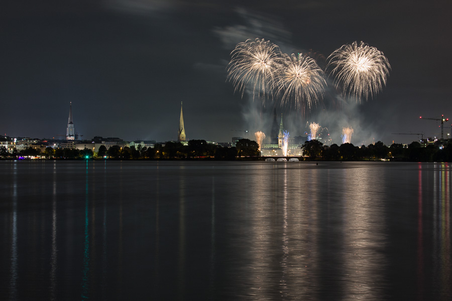 Feuerwerk auf der Alster ZN5A4558-Bearbeitet.jpg