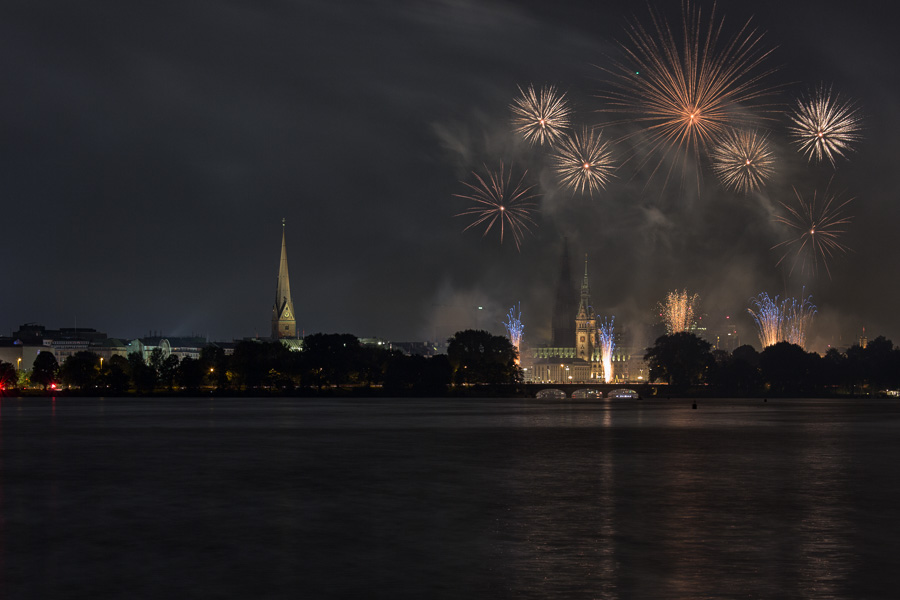 Feuerwerk auf der Alster ZN5A4616-Bearbeitet.jpg