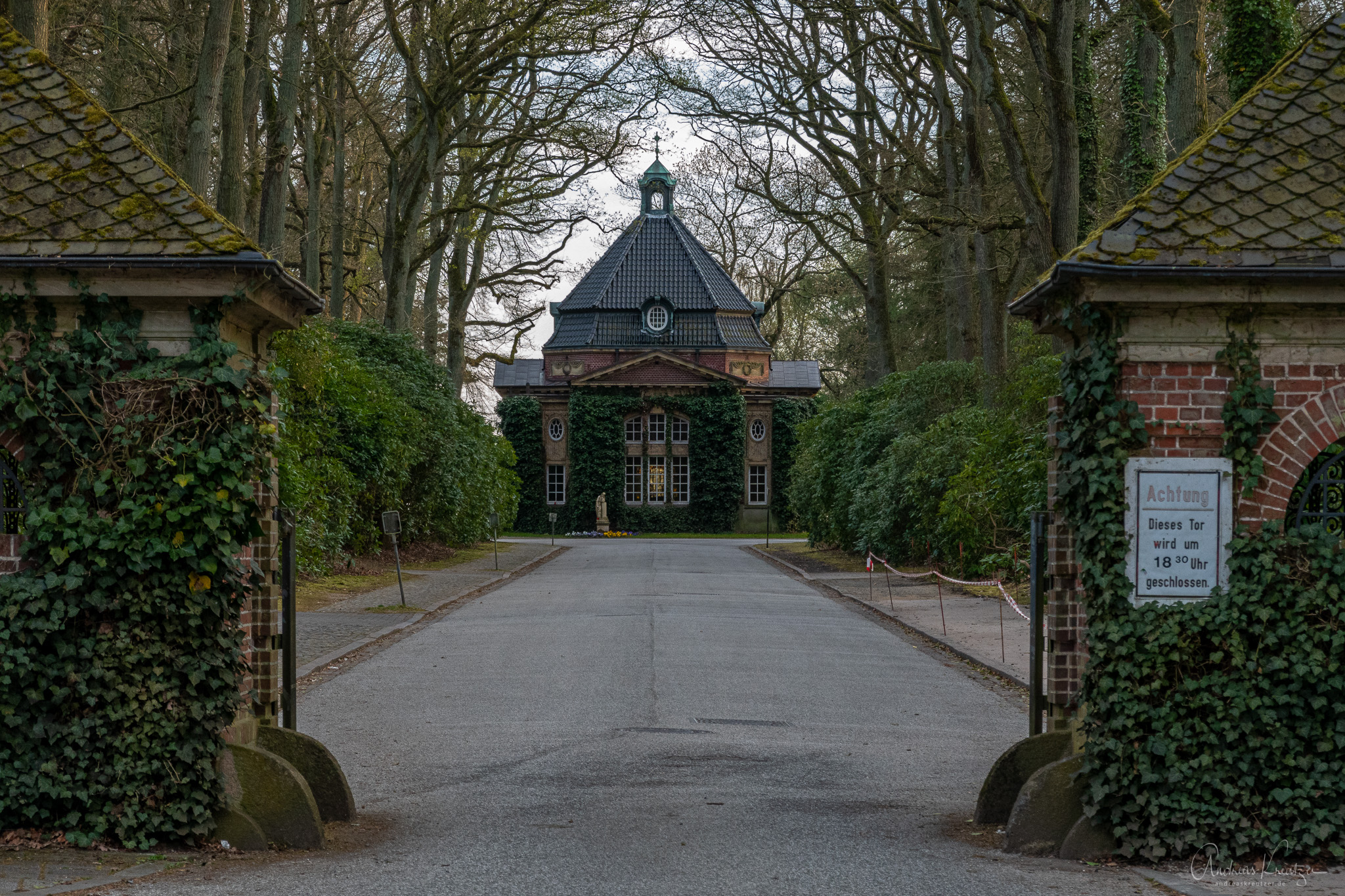 Kapelle-auf-dem-Bergedorfer-FRiedhof_DSC04046.jpg