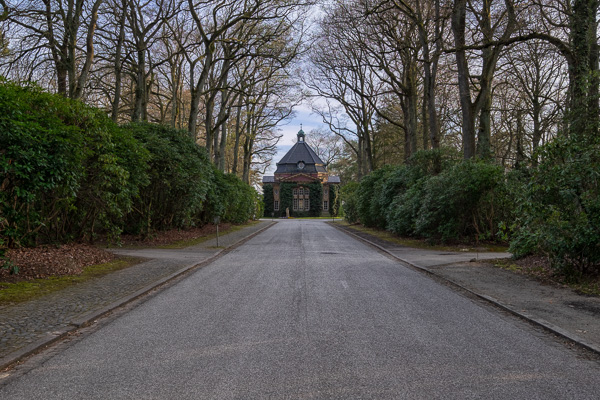 Kapelle I auf dem Bergedorfer Friedhof DSCF0234-Bearbeitet.jpg