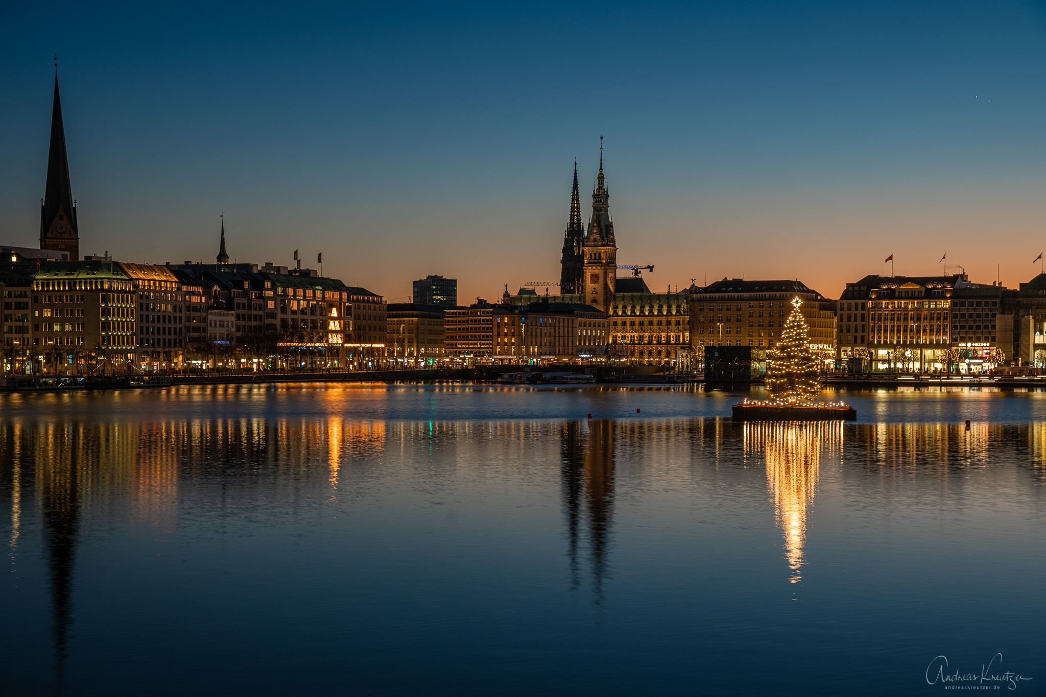 Binnenalster-mit-Weihnachtstanne_Hamburg_DSC03847.jpg