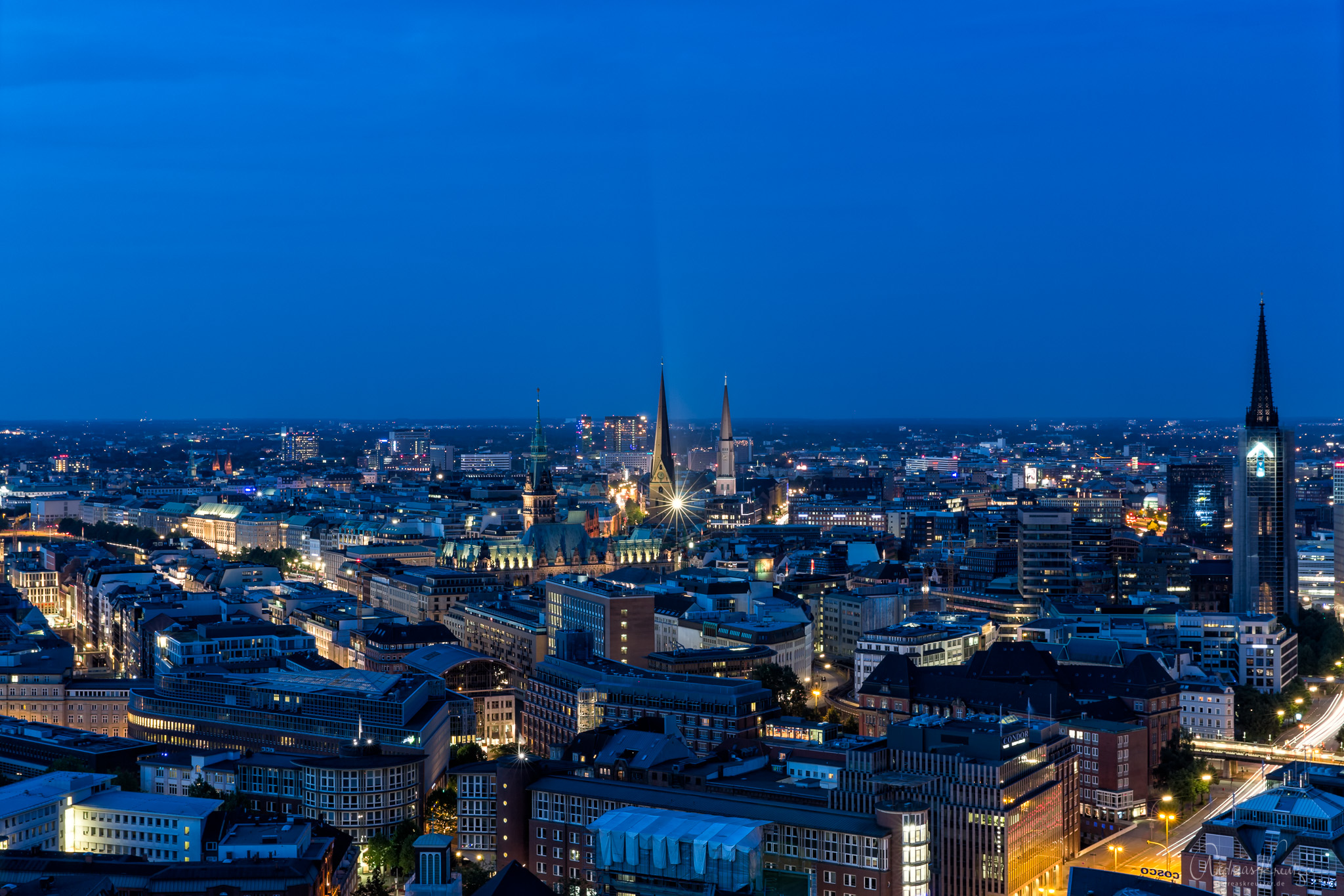 Blick-ueber-die-Hamburger-Innenstadt_ZN5A3232-Bearbeitet.jpg