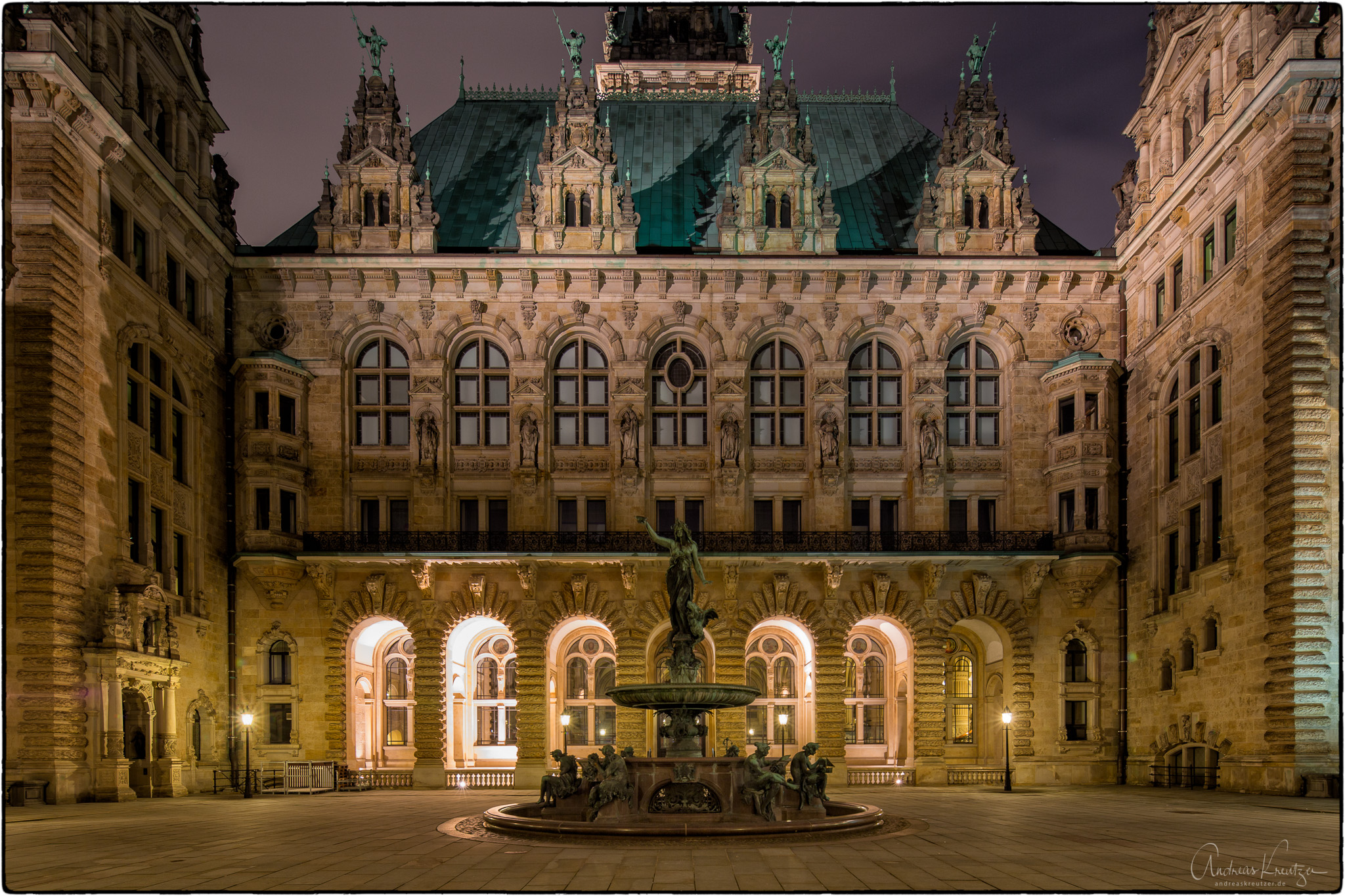 Hamburger-Rathaus-Innenhof_ZN5A1009-Bearbeitet.jpg