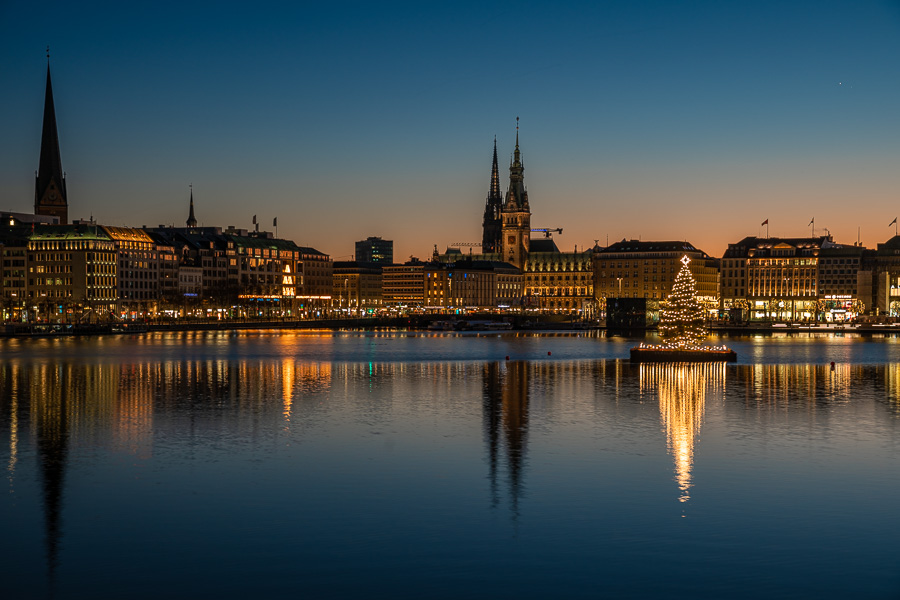Binnenalster mit Weihnachtstanne Binnenalster-mit-Weihnachtstanne_Hamburg_DSC03847.jpg