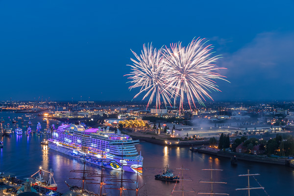 AIDA Feuerwerk zum 829. Hafengengeburtstag in Hamburg 5M487631.jpg