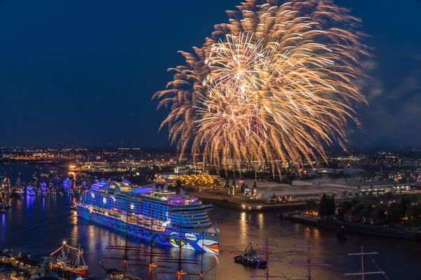 AIDA Feuerwerk zum 829. Hafengengeburtstag in Hamburg 5M487691.jpg