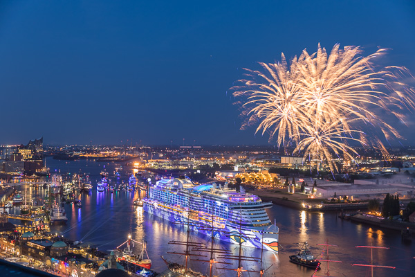 AIDA Feuerwerk zum 829. Hafengengeburtstag in Hamburg 5M487712.jpg
