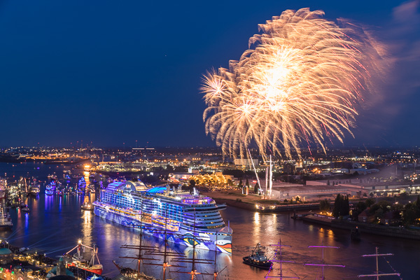 AIDA Feuerwerk zum 829. Hafengengeburtstag in Hamburg 5M487716.jpg