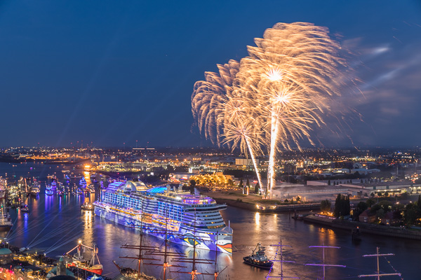 AIDA Feuerwerk zum 829. Hafengengeburtstag in Hamburg 5M487718.jpg