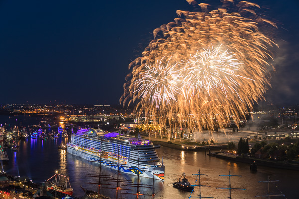 AIDA Feuerwerk zum 829. Hafengengeburtstag in Hamburg 5M487725.jpg