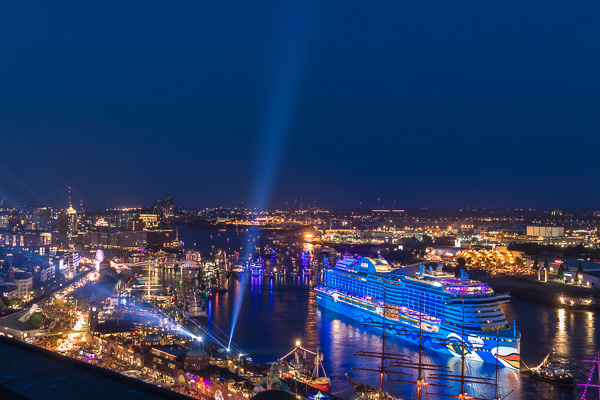 AIDA Feuerwerk zum 829. Hafengengeburtstag in Hamburg 5M487742.jpg