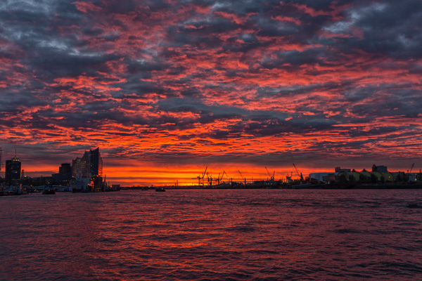 Sonnenaufgang am Hamburger Hafen DSC00105-Bearbeitet.jpg
