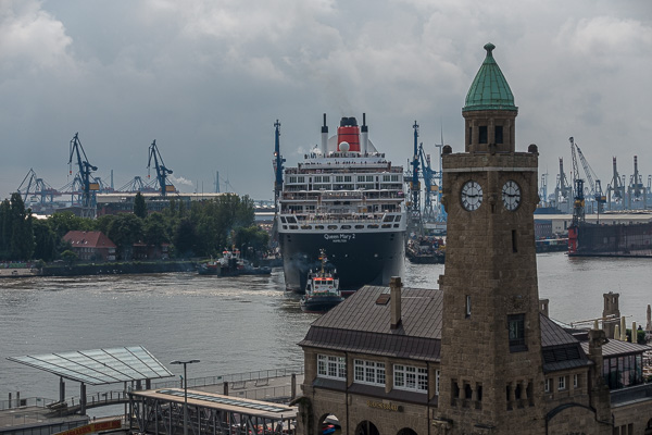 Ausdocken der Queen Mary 2 DSC00328.jpg