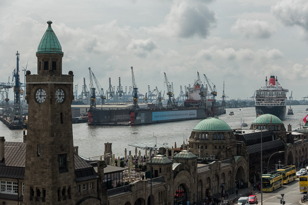 Ausdocken der Queen Mary 2 DSC00385-Bearbeitet.jpg