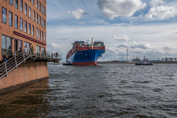 Containerschiff mit Schleppern DSC02245_v1.jpg