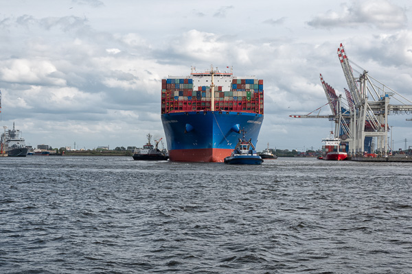 Containerschiff mit Schleppern DSC02262-Bearbeitet.jpg