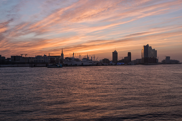 Morgens am Hamburger Hafen DSC02421-Bearbeitet.jpg