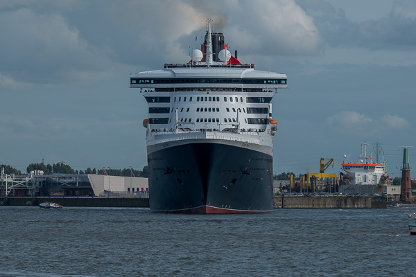 Queen Mary 2 in Hamburg DSCF2508-Bearbeitet.jpg
