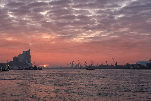 Sonnenaufgang am Hamburger Hafen DSCF2690-Bearbeitet.jpg