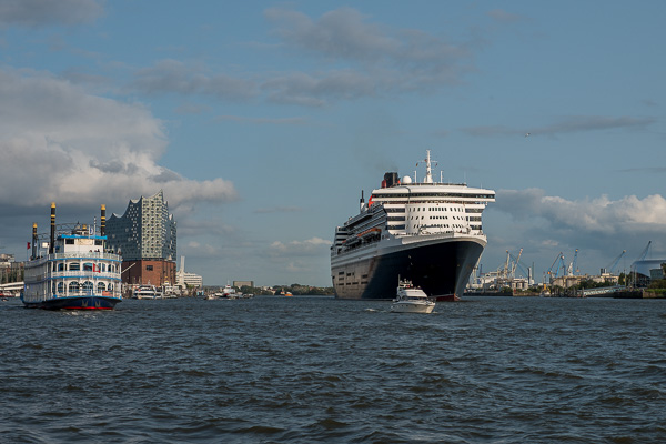 Queen Mary 2 in Hamburg DSCF2769-Bearbeitet.jpg