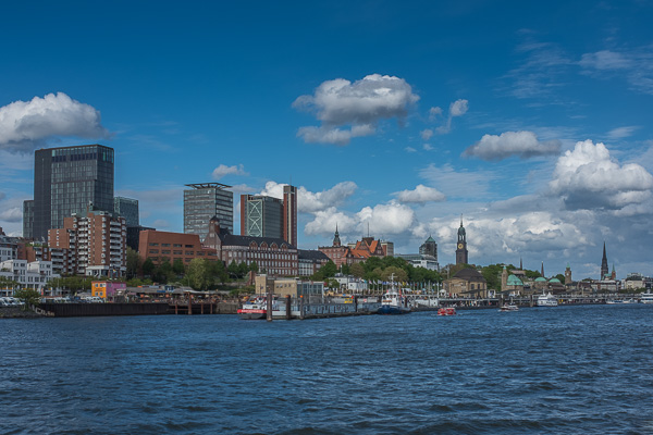 Hamburger Landungsbrücken DSCF3209-Bearbeitet.jpg