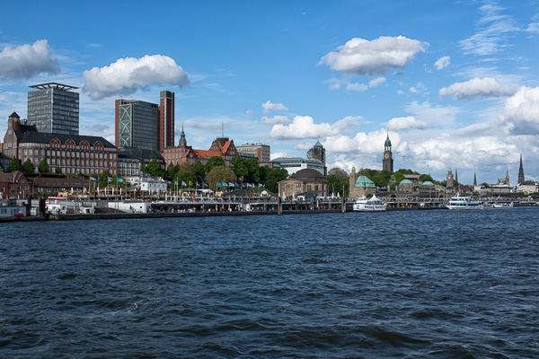 Hamburger Landungsbruecken DSCF3220-Bearbeitet.jpg