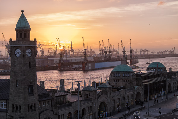 Hamburger Landungsbruecken DSCF3761-Bearbeitet-Bearbeitet.jpg