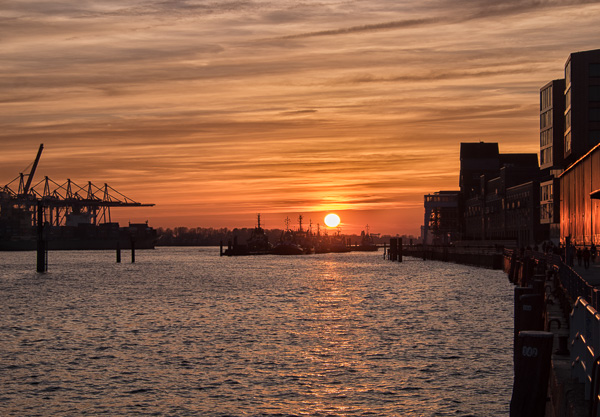 Sonnenuntergang am Hamburger Hafen DSCF4526-Bearbeitet.jpg