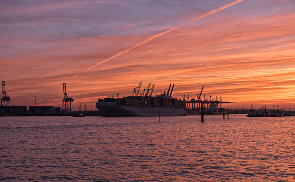 Containerschiff im Abendlicht DSCF4570-Bearbeitet.jpg
