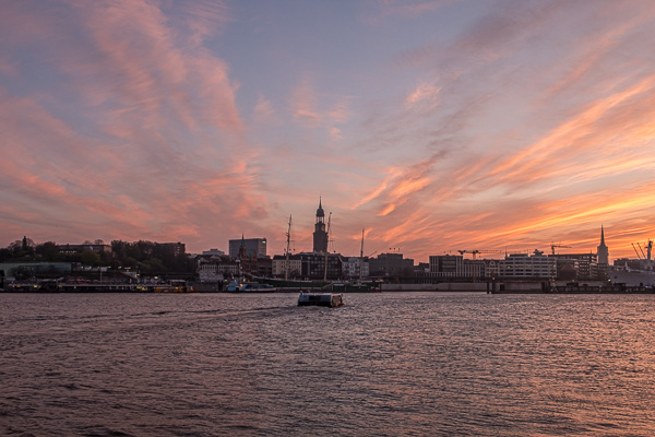 Morgens am Hamburger Hafen DSCF5186.jpg