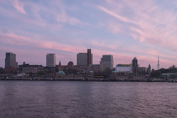 Blick auf die Landungsbruecken am Morgen DSCF5190-Bearbeitet.jpg