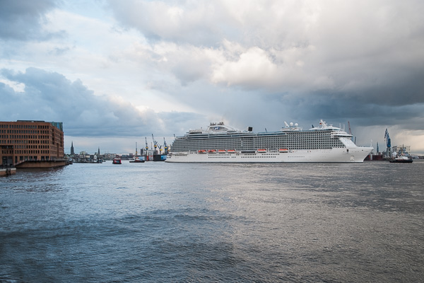 Regal Princess auf dem Weg ins Dock DSCF5260.jpg