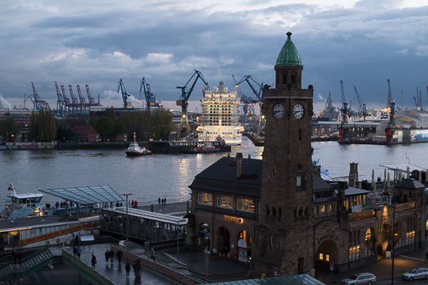 Regal Princess beim Eindocken bei Blohm und Voss DSCF5392-Bearbeitet.jpg