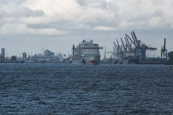 AIDAprima in Hamburg DSCF5555-Bearbeitet.jpg