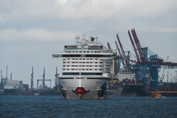 AIDAprima in Hamburg DSCF5567.jpg