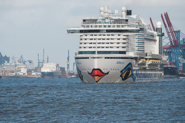 AIDAprima in Hamburg DSCF5576.jpg