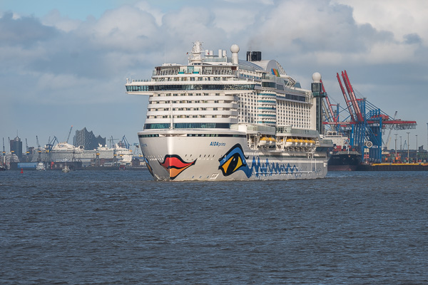 AIDAprima in Hamburg DSCF5586.jpg