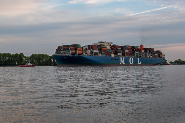 MOL Triumph in Hamburg DSCF6101-Bearbeitet.jpg
