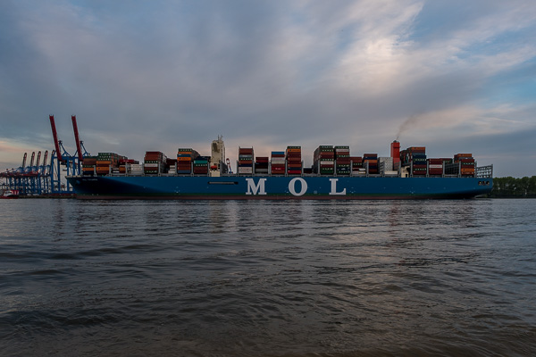 MOL Triumph in Hamburg DSCF6115-Bearbeitet.jpg