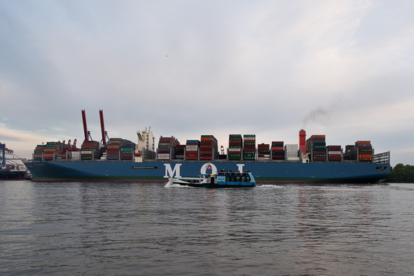 MOL Triumph in Hamburg DSCF6120-Bearbeitet.jpg